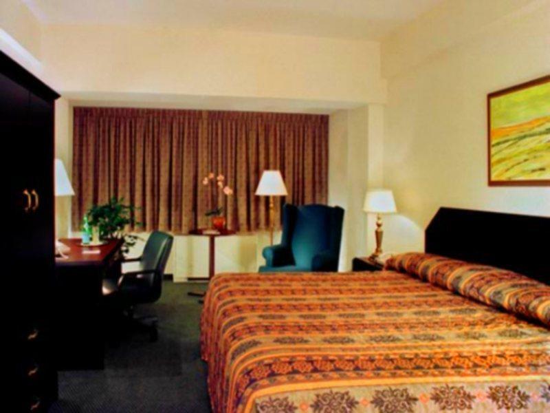Armon Plaza Montreal Airpt, Trademark Collection By Wyndham Værelse billede